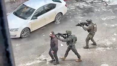 شاب فلسطيني يروي كيف استخدمه الجيش الإسرائيلي كدرع بشري في الضفة الغربية